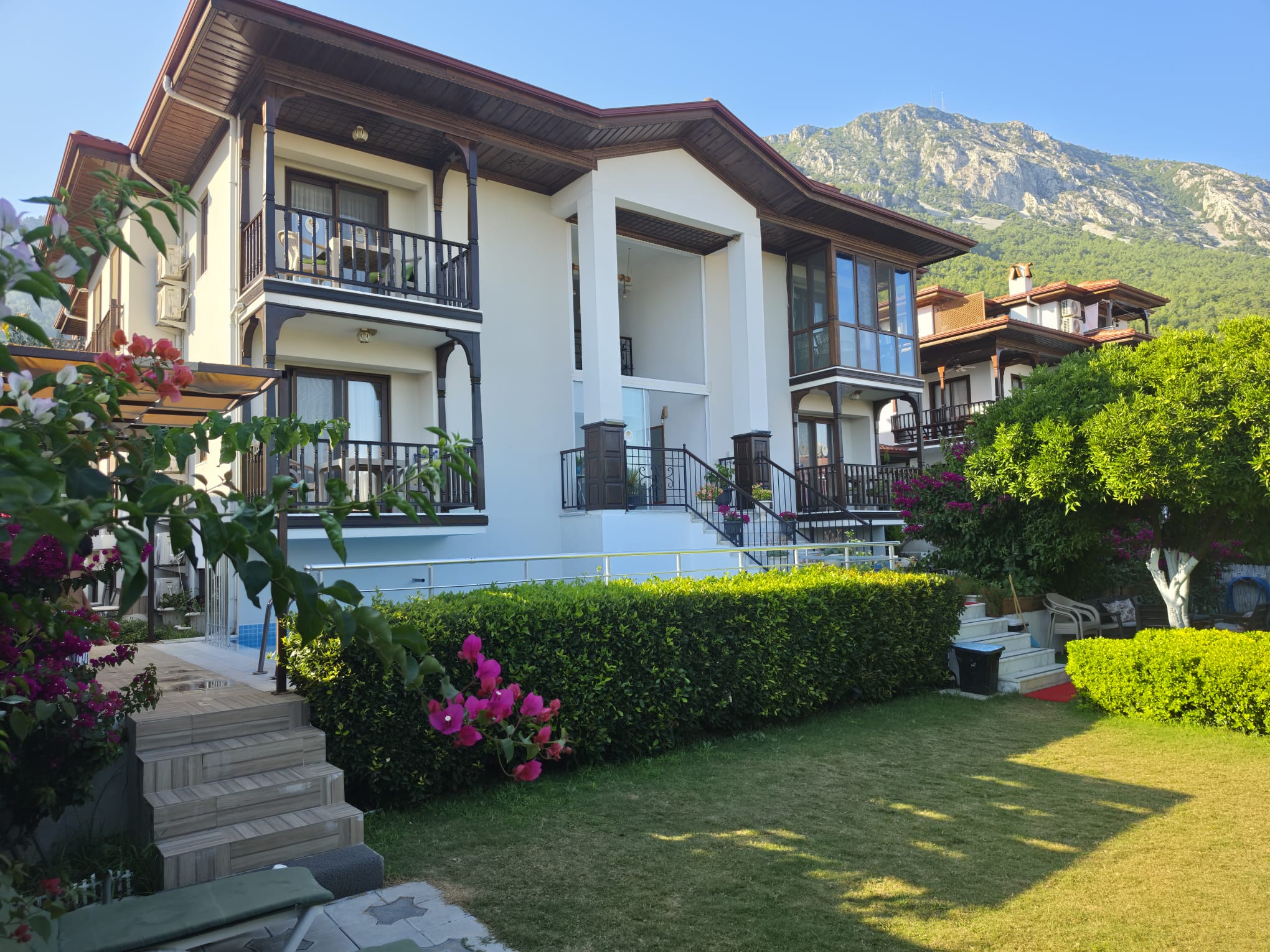 Özgem Apart Konut — Akyaka'da beyaz cepheli premium apart konut ve dağ manzarası